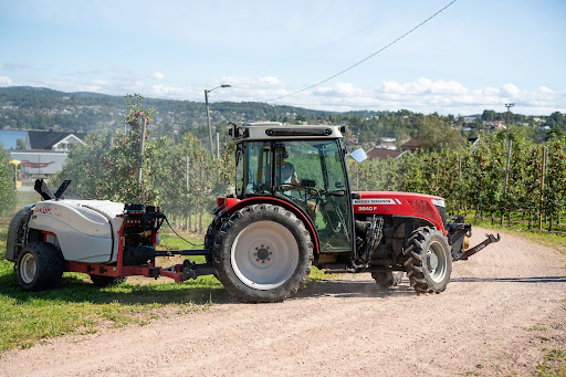 Tractor pulling an applicator